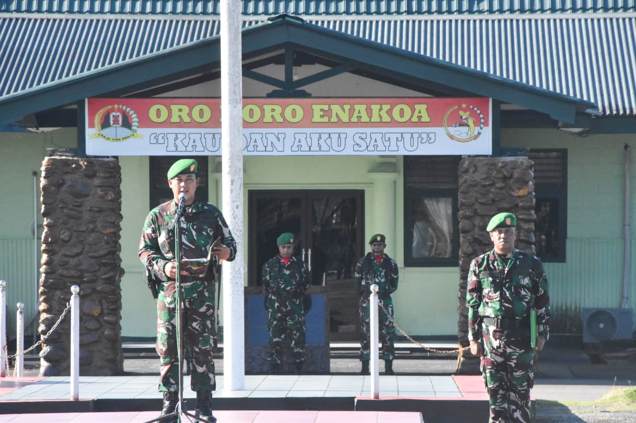 Komandan Kodim 1710/Mimika, Letkol Inf Redi Dwi Yuda Kurniawan, S.I.P., memimpin upacara bendera 17-an yang digelar di lapangan upacara Makodim 1710/Mimika, Rabu (18/2/2026)