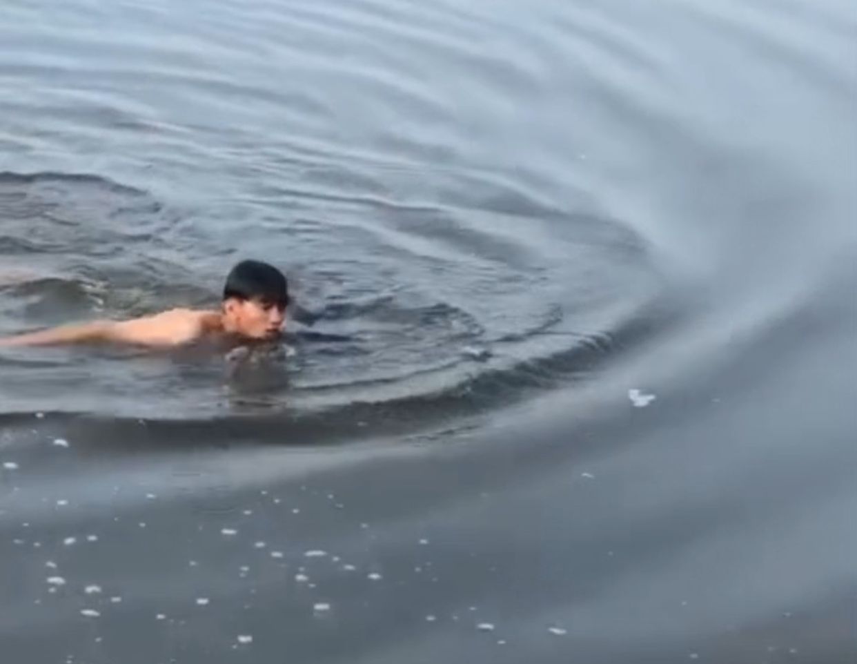 Foto: Aksi heroik Rendy Kurniawan saat melakukan penyelamatan tiga anak tengelam di waduk menongo Lamongan