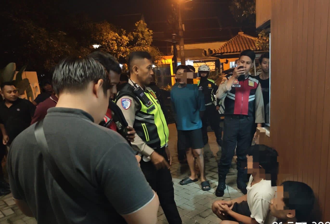 Foto: Petugas Polres Mojokerto Kota mengamankan remaja diduga terlibat perang sarung di Jalan Surodinawan Prajurit Kulon jelang Ramadhan