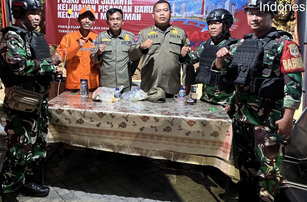 Patroli dan Siskamling Keliling kali ini melibatkan berbagai unsur, di antaranya personel Koramil 02/Matraman, Komduk, Mitra Koramil, FKDM, Satpol PP, Satlinmas, serta warga masyarakat setempat yang menunjukkan komitmen kuat dalam menjaga stabilitas keamanan lingkungan