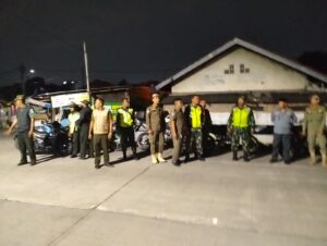 Patroli Malam Gabungan Koramil 01/Kranji Bersama Satpol PP dan Linmas Intensifkan Pengamanan Wilayah Rawan