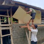 Kodim Morotai Kerjakan Plester Dinding dan Pasang Triplek RTLH