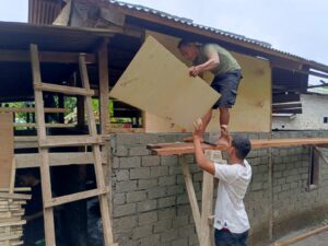 Personel TMMD Ke-127 Kodim 1514/Morotai Kerjakan Plester Dinding dan Pasang Triplek RTLH di Desa Mandiri