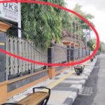 Kabel Semrawut di Pertigaan BRI Bojonegoro Tersangkut Truk Pengangkut Sepeda Motor