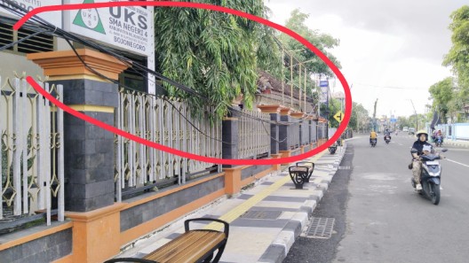 Kabel Semrawut di Pertigaan BRI Bojonegoro Tersangkut Truk Pengangkut Sepeda Motor