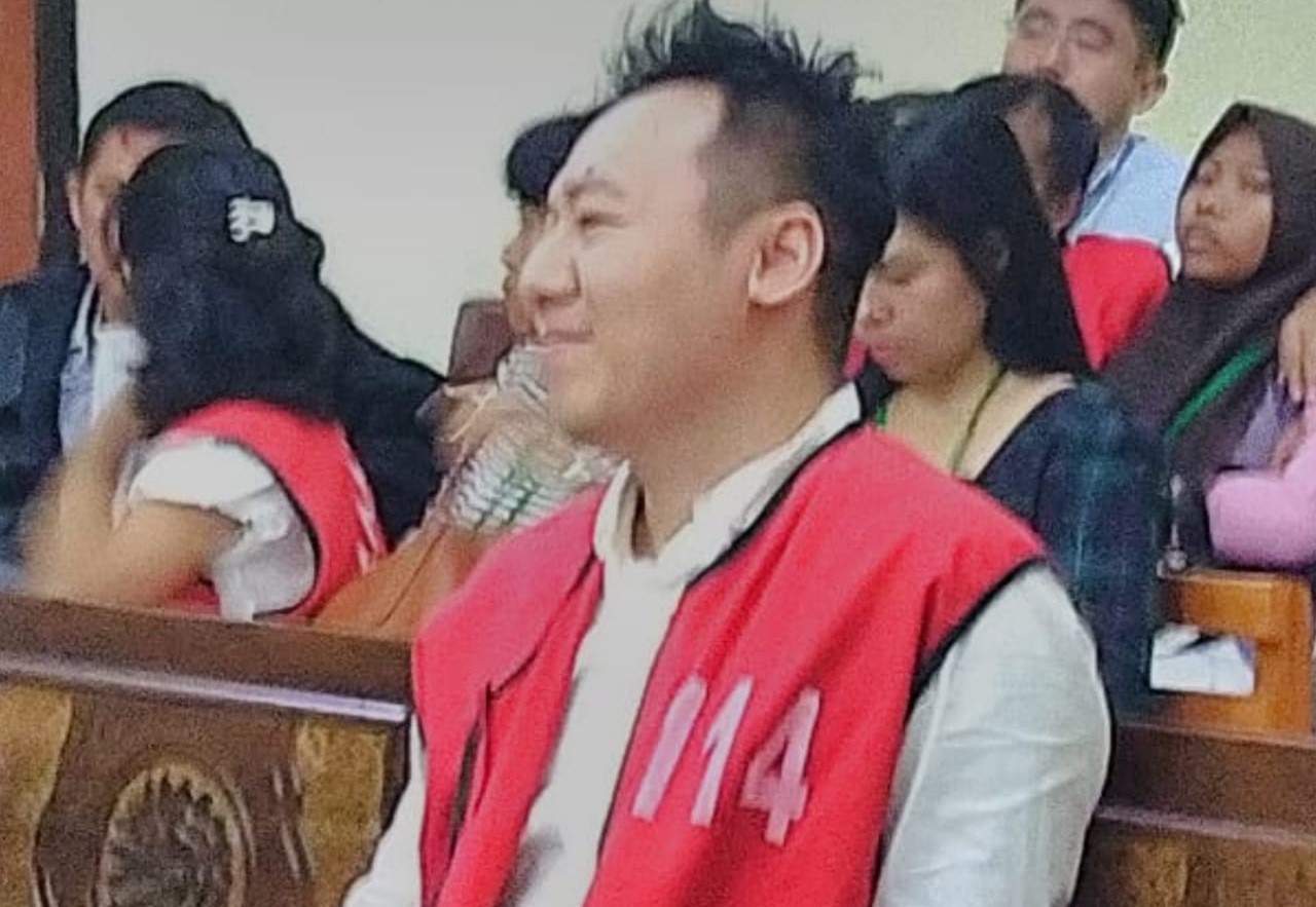 Ivan Kuncoros aat terjerat dalam kasus pelanggaran Hak Kekayaan Intelektual (HAKI), menjalani sidang di Pengadilan Negeri Surabaya, Rabu (18/12/2019). (Foto: suara-publik.com)
