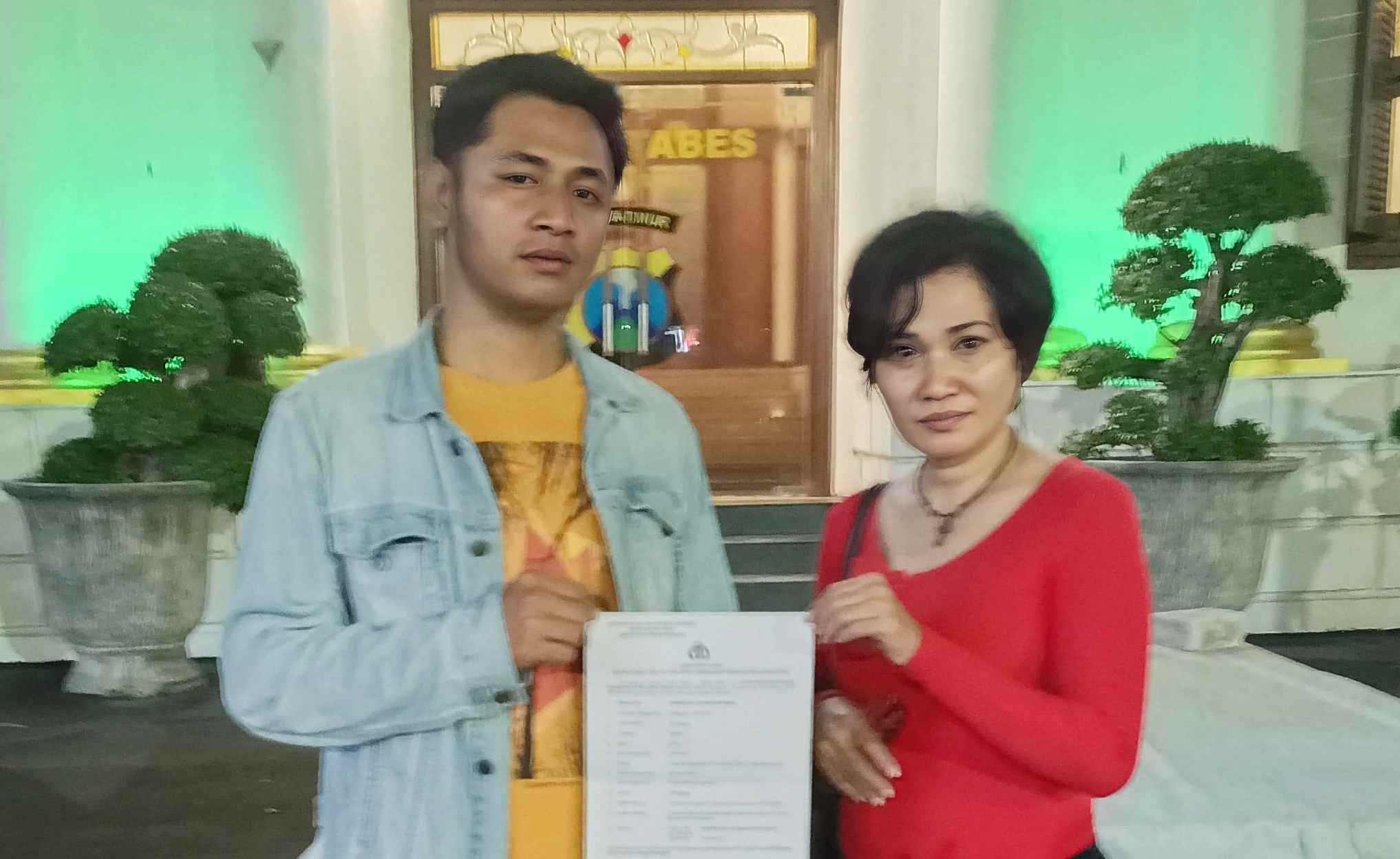 (Kiri) Korban Pardi dan Ketua Umum ASB, Diana Samar di Polrestabes Surabaya