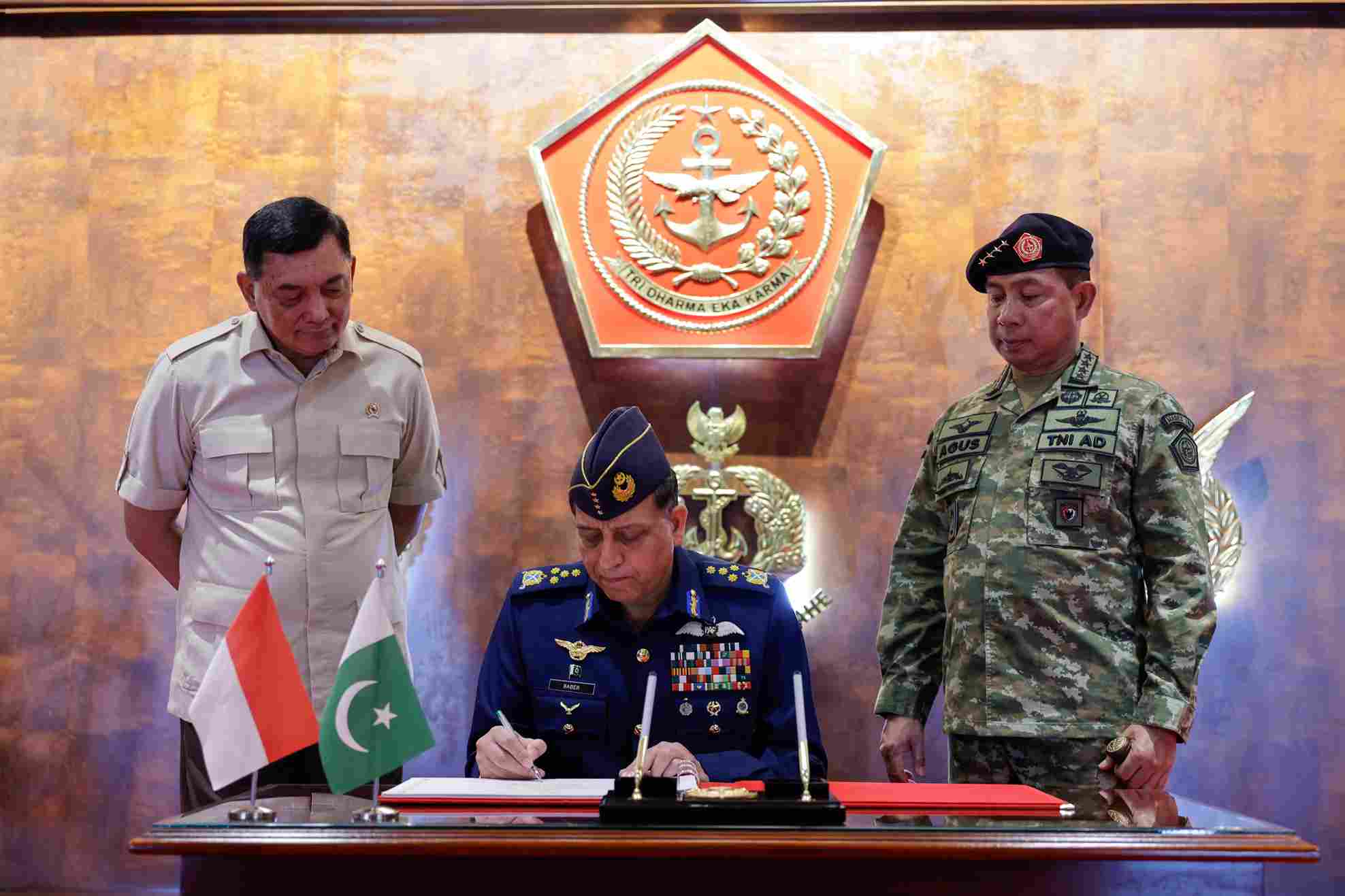 (Kiri) Menteri Pertahanan RI Sjafrie Sjamsoeddin, Kepala Staf Angkatan Udara Pakistan, Air Chief Marshal Zaheer Ahmed Babar Sidhu dan Panglima TNI Jenderal TNI Agus Subiyanto