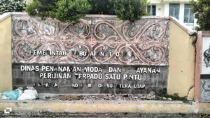 Tulisan Dinas Toba Rusak, Pemerintah Diminta Segera Perbaiki