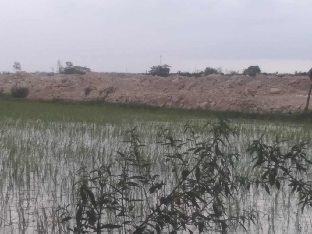 Warga Waruwetan Blokade Pengurukan Saluran Irigasi Oleh PT NTP