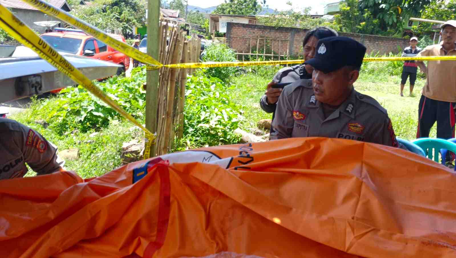 Polisi saat mengevakuasi jenazah Aulia (18) yang ditemukan meninggal dunia di kawasan Air Kopras