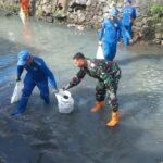 Cegah Banjir, Koramil 02/Matraman Kerahkan Tiga Pilar Bersihkan Titik Kumuh Utan Kayu Selatan