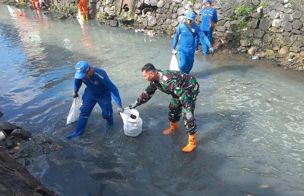 Cegah Banjir, Koramil 02/Matraman Kerahkan Tiga Pilar Bersihkan Titik Kumuh Utan Kayu Selatan