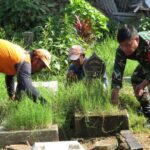 Perkuat Sinergi, Danramil Duren Sawit Pimpin Aksi Bersih Lingkungan di Pondok Kopi