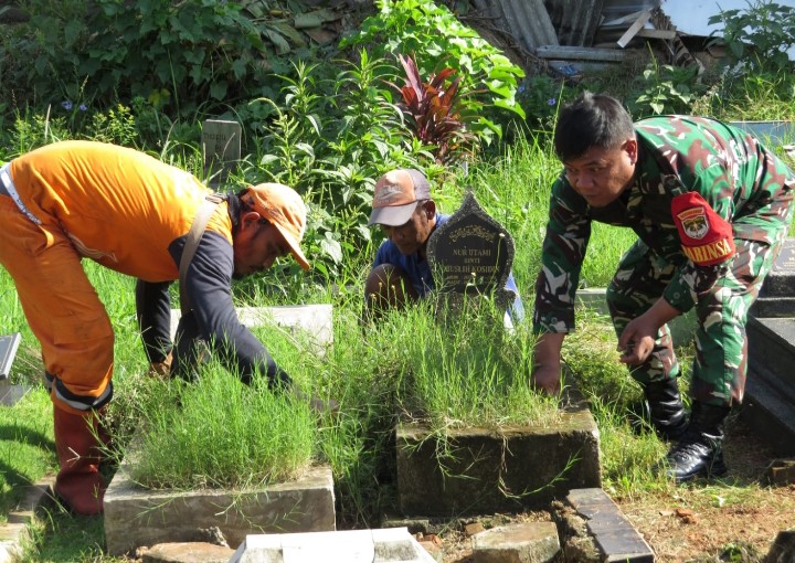 Perkuat Sinergi, Danramil Duren Sawit Pimpin Aksi Bersih Lingkungan di Pondok Kopi