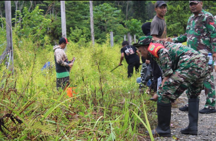 Sinergi Tanpa Batas di Yahukimo: TNI-Polri dan Jamaah Masjid At-Taqwa Gelar Karya Bakti Massal