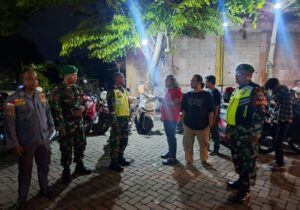 Lebih Dekat dengan Warga, Koramil 03 Teluk Pucung Gelar Patroli Jalan Kaki di Bekasi