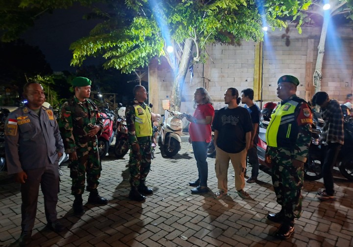 Lebih Dekat dengan Warga, Koramil 03 Teluk Pucung Gelar Patroli Jalan Kaki di Bekasi