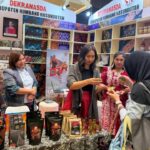 Wamenpar Ni Luh Puspa Borong Batik Shibori Humbang Hasundutan di Inacraft 2026