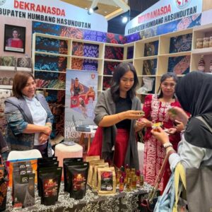 Wamenpar Ni Luh Puspa Borong Batik Shibori Humbang Hasundutan di Inacraft 2026