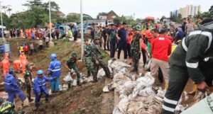 Gerakan Indonesia Asri: 600 Personel Bersihkan Kali Ciliwung Rawajati