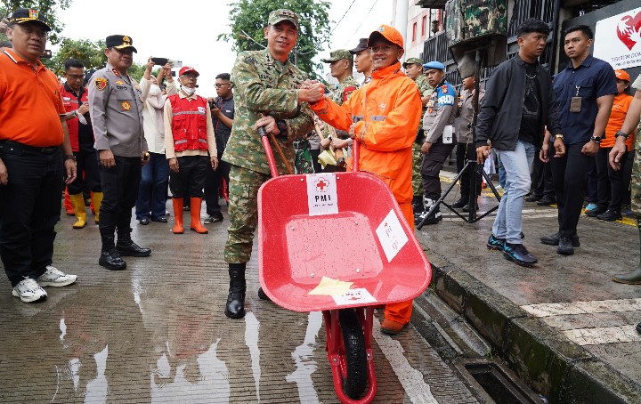 Jaga Jakarta Bersih: Kodam Jaya dan Forkopimda Bersihkan Danau Cincin