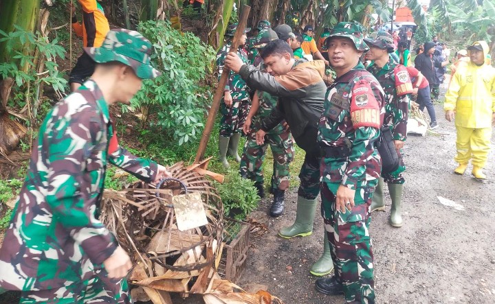 Karya Bakti Cipinang Melayu: Pramono Anung & Jusuf Kalla Pantau Pengerukan Kali Sunter
