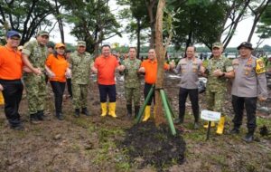 Jaga Jakarta Bersih: 1.407 Personel Gabungan Serbu Sampah Waduk Cincin