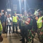 Patroli Maung dan Jalan Kaki Personil Babinsa Koramil 02/Pondok Gede Jamin Keamanan Masyarakat