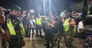 Patroli Maung dan Jalan Kaki Personil Babinsa Koramil 02/Pondok Gede Jamin Keamanan Masyarakat