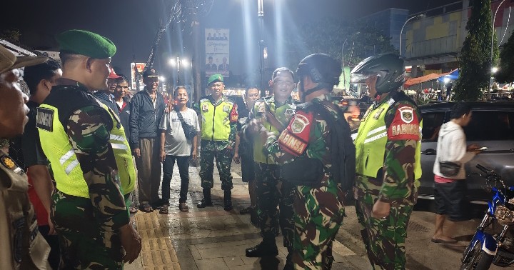 Patroli Maung dan Jalan Kaki Personil Babinsa Koramil 02/Pondok Gede Jamin Keamanan Masyarakat