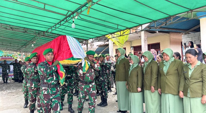 Upacara Militer Iringi Pemakaman Sertu Arifin Cepa yang Gugur dalam Tugas