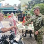 Berkah Ramadhan Dandim 0501/Jakarta Pusat Turun Langsung Berbagi Takjil Untuk Warga dan Pengemudi Ojol
