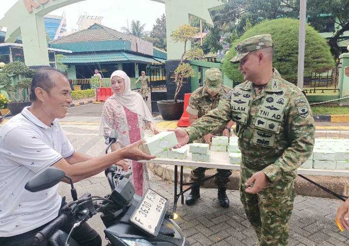 Berkah Ramadhan Dandim 0501/Jakarta Pusat Turun Langsung Berbagi Takjil Untuk Warga dan Pengemudi Ojol
