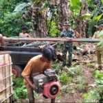 Personel TMMD Ke-127 Kodim 1514/Morotai Pasang Mesin Bor Air di Desa Falila