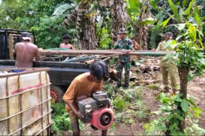 Personel TMMD Ke-127 Kodim 1514/Morotai Pasang Mesin Bor Air di Desa Falila