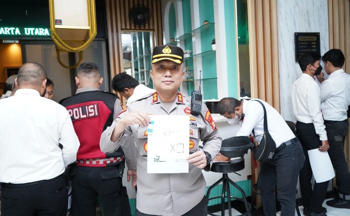 Wakapolres Metro Jakarta Utara, AKBP Rohman Yonki Dilatha, memimpin langsung jalannya pemeriksaan