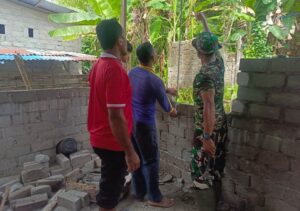 Personel Satgas TMMD Ke-127 Kodim 1514/Morotai Laksanakan Penyusunan Batu Bata RTLH di Desa Mandiri