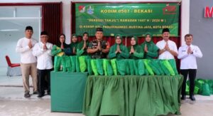 Koramil 05/Bantar Gebang Bersama Koperasi Merah Putih Padurenan Gelar Bagi-Bagi Takjil untuk Warga