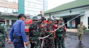 Perkuat Kesiapsiagaan Wilayah, Babinsa Kodim 0507/Bekasi Asah Kemampuan Pemadaman Kebakaran Bersama Dinas Pemadam Kebakaran Kota Bekasi