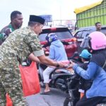 Lanud Sultan Hasanuddin Bagikan Takjil di Simpang Lima Bandara