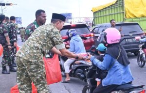 Berbagi Kebahagiaan Ramadan, Lanud Sultan Hasanuddin Bagikan Takjil di Simpang Lima Bandara