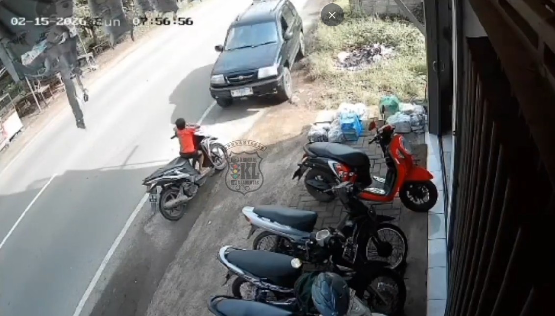 Cuplikan CCTV: Detik Detik Mobil menghantam korban, Minggu (15/02/2026)