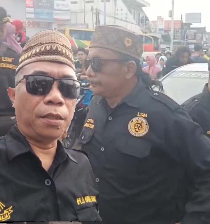 Foto: Presiden ABJI, Miftah Zaeni dan Ketua LSM JERAT Lamongan tebar kebaikan berbagi ratusan takjil di bulan suci Ramadhan