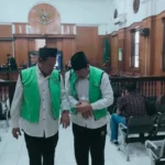 Pencurian Lampu Surabaya, Bapak Anak Kompak Disidang
