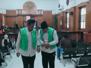 Pencurian Lampu Surabaya, Bapak Anak Kompak Disidang