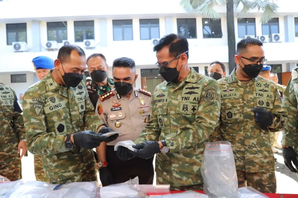 Kepala Oditurat Militer Tinggi (Kaotmilti) II Jakarta Brigjen TNI Tugino, S.Sos., S.H., M.M., memimpin acara pemusnahan barang bukti yang dilaksanakan di Kantor Otmilti II Jakarta, Jl. Dr. Soemarmo, Pulo Gebang, Jakarta Timur, Jumat (13/3/2026).