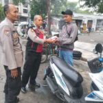 Polsek Pabean Cantikan Bagikan Takjil untuk Kaum Duafa