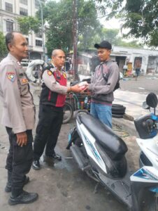 Polsek Pabean Cantikan Gelar Aksi Sosial di Bulan Ramadan, Bagikan Takjil untuk Warga dan Kaum Duafa