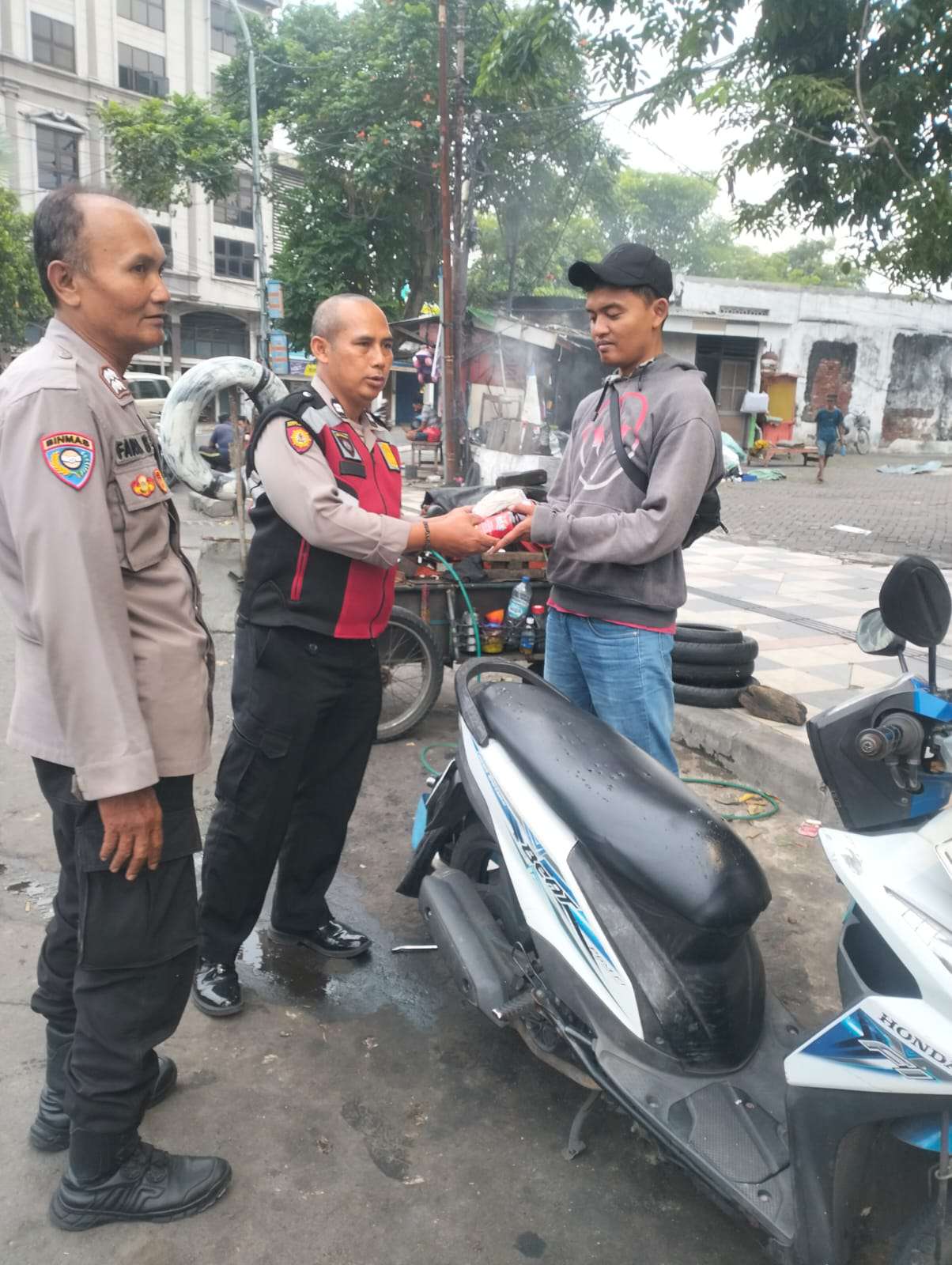 Foto: Polisi Polsek Pabean Cantikan bagikan takjil kepada warga Tanjung Perak di Masjid Ar Rahman KAI selama bulan Ramadan.
